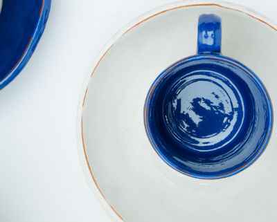 Unlike underglaze glaze makes pottery food safe