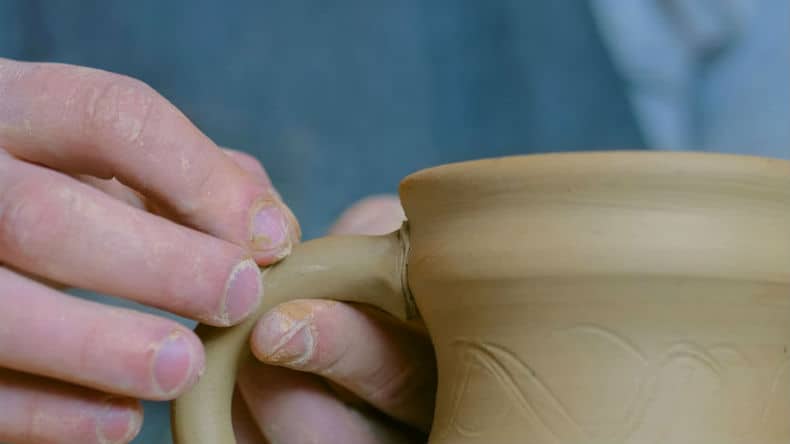 why pottery clay cracks when it dries