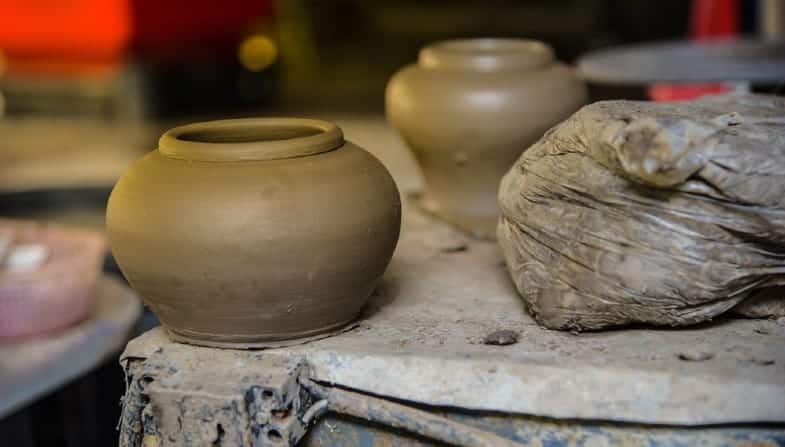 what kind of clay is used for pottery