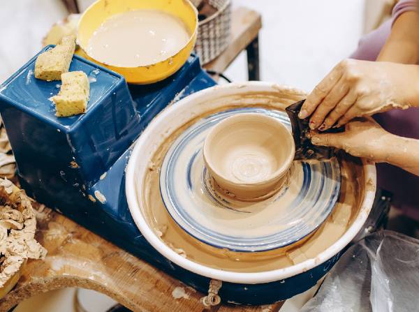 Tiny portable potter's wheel lets you throw down your clay and