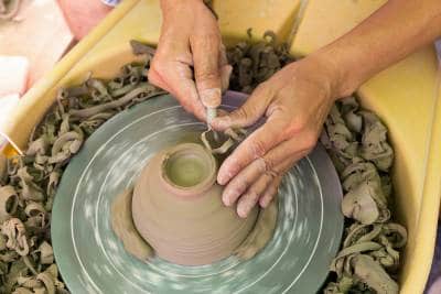 how does a pottery wheel work