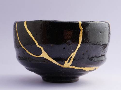 Decorating pottery with kintsugi
