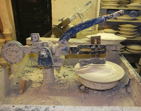 Jiggering pottery machine