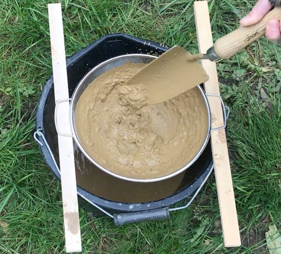 clay liquid passing through kitchen sieve