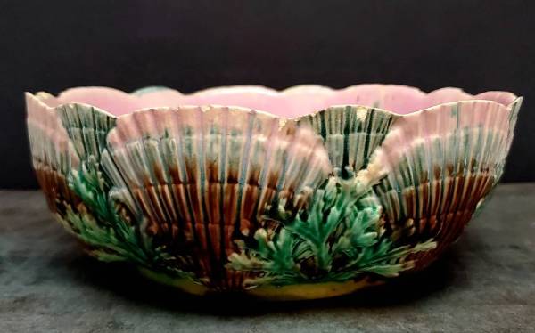 Antique Late 19th Century Griffen, Smith and Hall Etruscan Shell and Seaweed Majolica Bowl