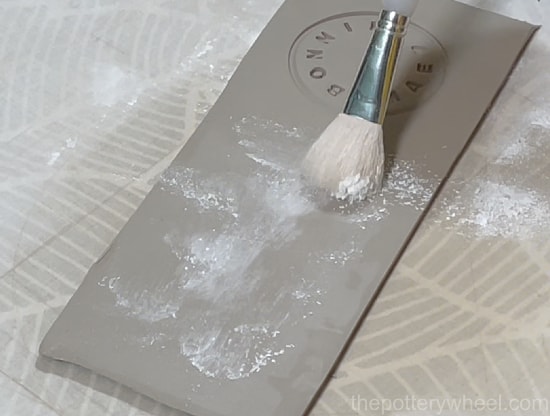 Dusting clay with cornflour