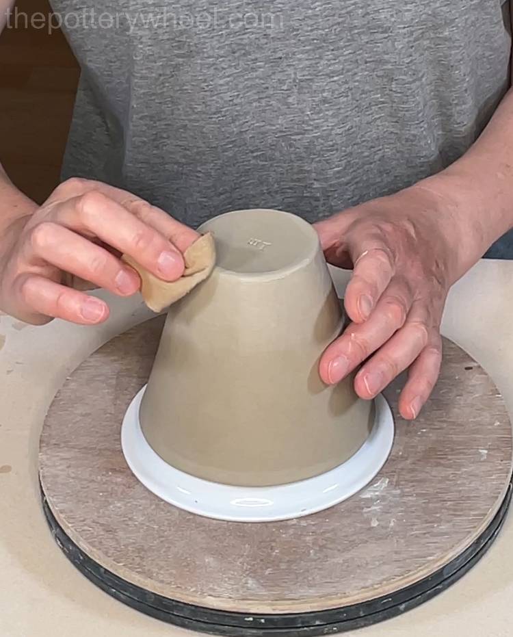 using chamois leather on the base of the mug