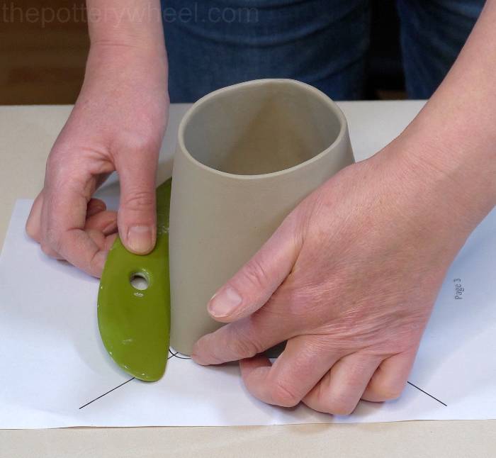 Straightening the bottom of the clay mug