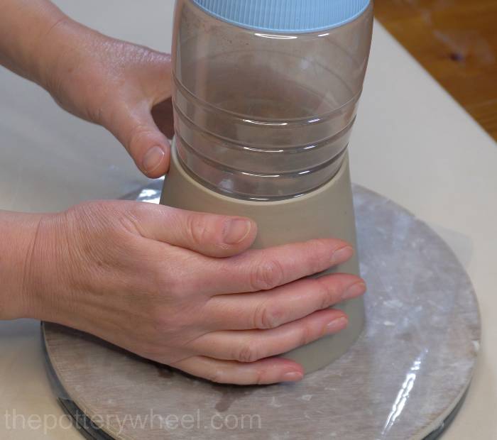 putting a container in the rim of the square bottomed slab mug