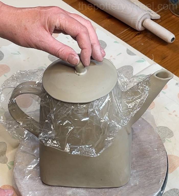 Attaching the knob on the teapot lid