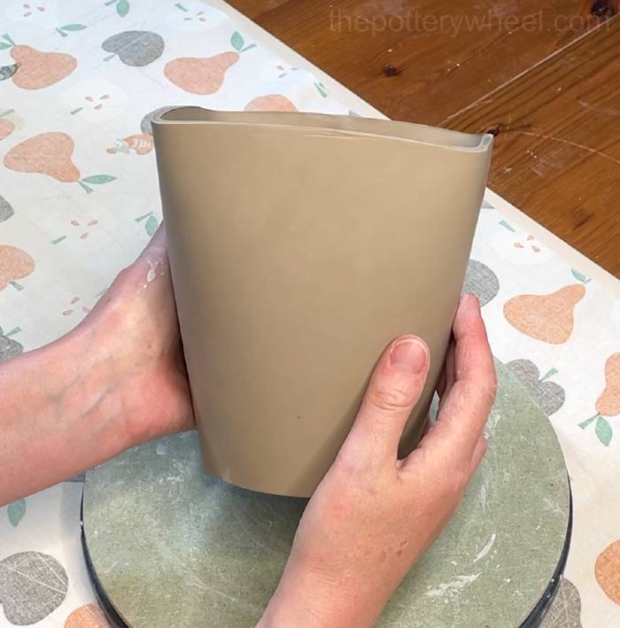 Curve on the base of the square-based teapot