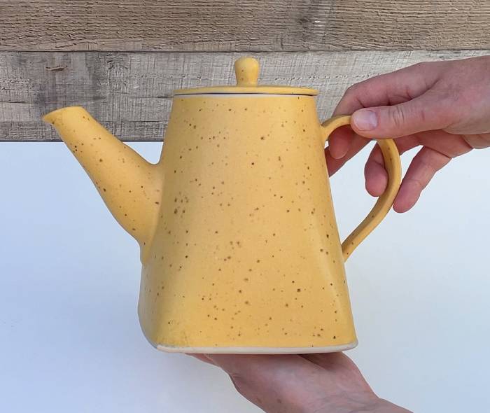 Square based teapot with flat lid 
