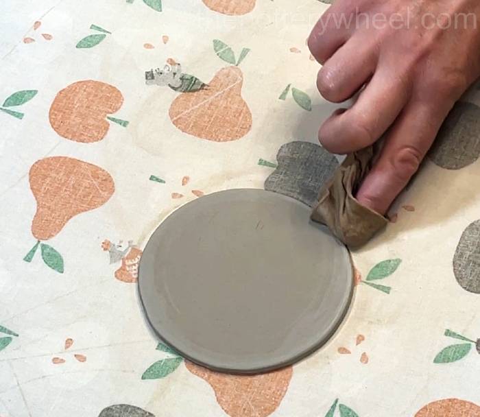Wiping the lid of the teapot