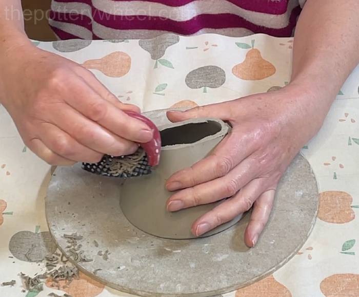 Flattening the base of the coffee dripper