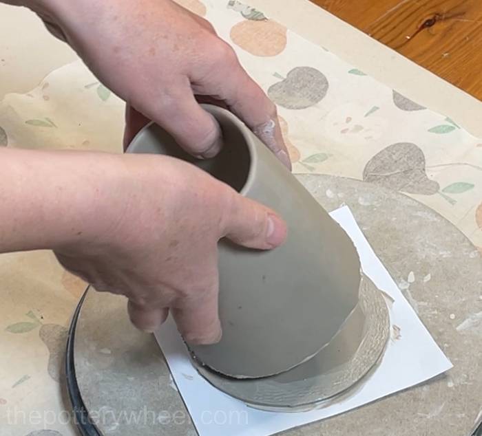 Lower the pour over coffee dripper jug onto the base