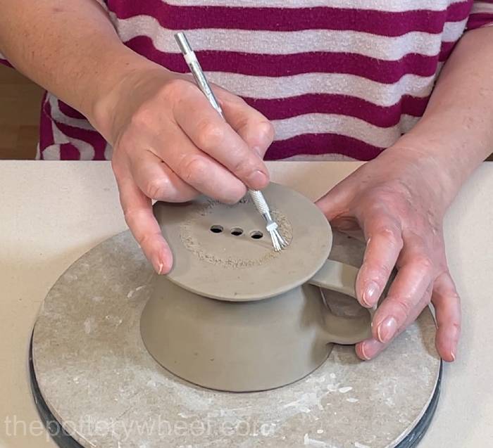 Scoring around the guideline on the clay base