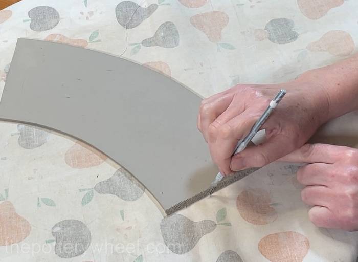 Scoring the bevelled edge