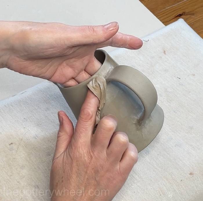 tidy up the handle on the pour-over coffee dripper jug