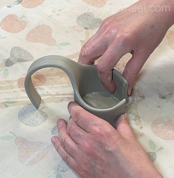 shaping the neck of the petal-shaped vase