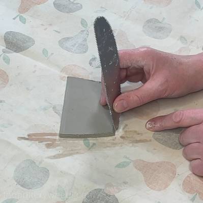 Scoring the bevelled edge